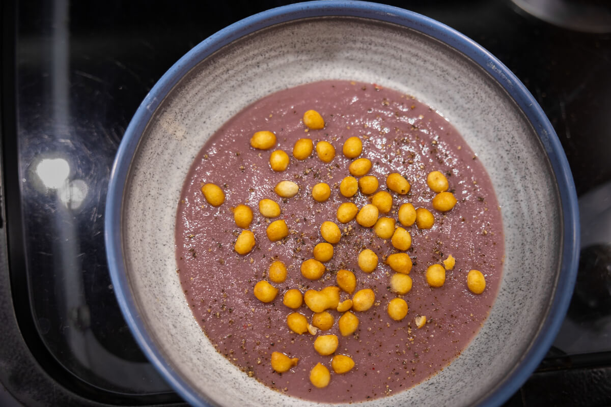 Rotkohl Creme Suppe mit Backerbsen